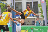 Ballakrobatik bei der Footvolley-Eurotour 2012 - Foto © Leopold Breisach