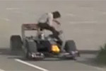 Formel-1-Fan läuft Buemi vor das Auto